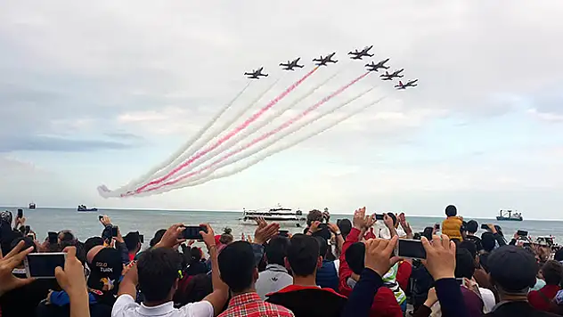 Türk Yıldızları ve Solo Türk'ün hava gösterilerine iptal