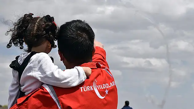 Türk Yıldızları ve SOLOTÜRK otizmli çocuklar için uçtu
