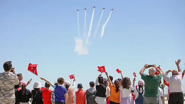 Türk Yıldızları'ndan öğrencilere 23 Nisan hediyesi
