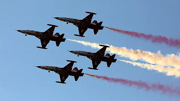 Türk Yıldızları'ndan Trabzon'da nefes kesen gösteri