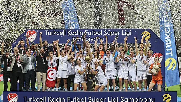 Turkcell Kadın Futbol Süper Ligi play-off finalinde ALG Spor, 2021-2022 sezonunu şampiyon tamamladı

