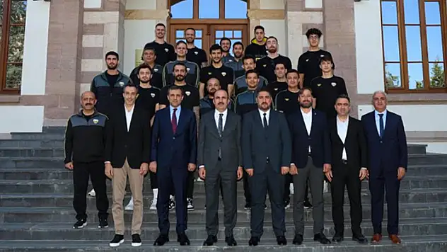 Türkiye Basketbol Ligi'ne yükselen takım, Başkan Altay'ı ziyaret etti
