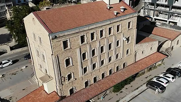 Türkiye Cumhuriyeti'nin ilk fabrikalarından 100 yaşındaki Azmi Milli hala çalışıyor
