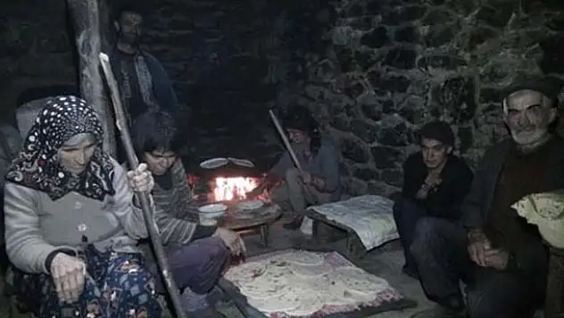 Türkiye'de mağara dönemini yaşıyorlar! İşte duyanları şaşkına çeviren aile
