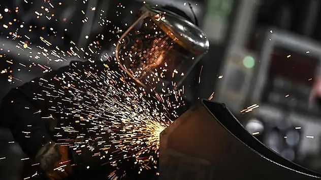 Türkiye'de sanayi üretimi, ağustosta aylık bazda yüzde 2,4, yıllık bazda yüzde 1 arttı

