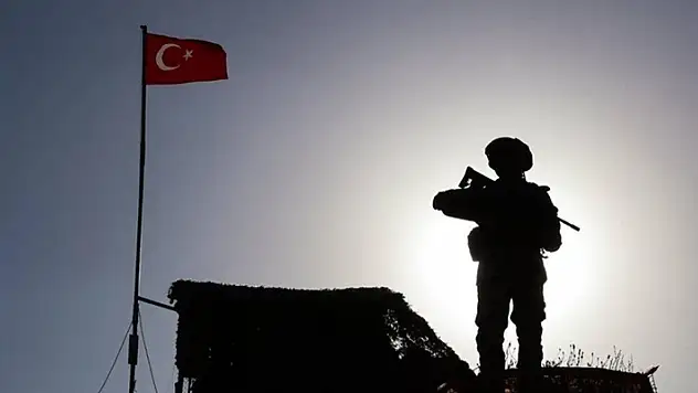 Türkiye'den Yunanistan'a geçmeye çalışan 5'i terör örgütü mensubu 9 kişi yakalandı
