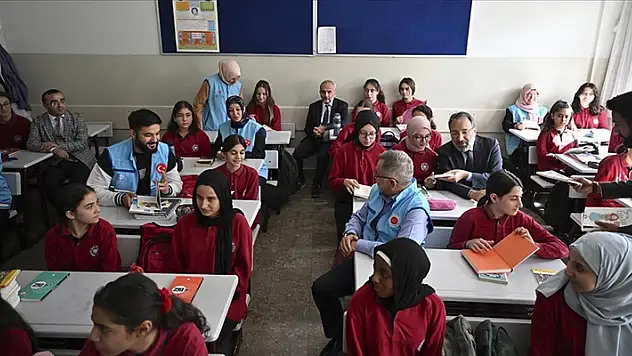 Türkiye Diyanet Vakfı öğrencilere Kur'an-ı Kerim ve çeşitli kitaplar dağıttı
