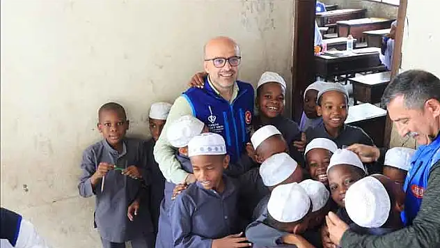 Türkiye Diyanet Vakfı, Tanzanya'da ihtiyaç sahiplerinin hem kapısını hem de gönlünü çalıyor