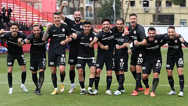 Türkiye futbol liglerinde ilk şampiyon belli oldu! Pendikspor 5 hafta kala Spor Toto 1. Lig'e çıktı