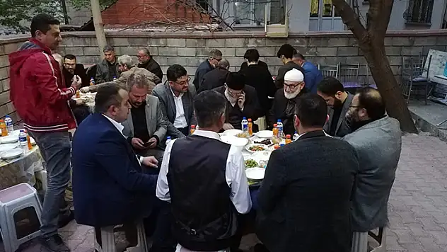 Türkiye Görme Engelliler Derneği üyeleri iftar yemeğinde bir araya geldi