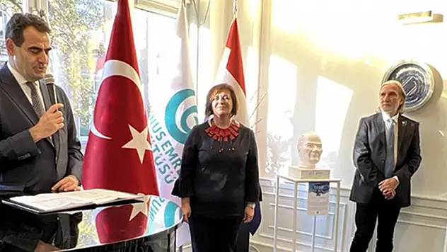 'Türkiye-Hollanda dostluğunun 100. yılı'nda YEE Amsterdam'da 'Mavi-Beyaz' sergisi açıldı