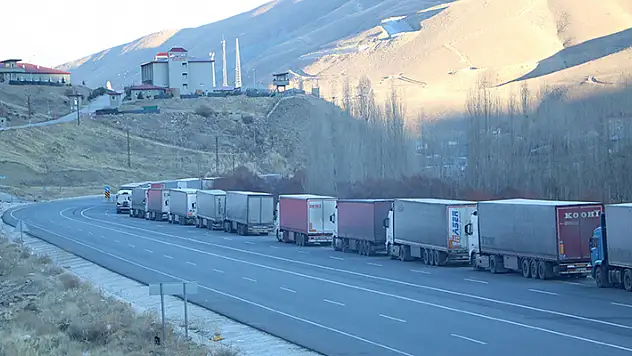 Türkiye- İran sınırında 10 kilometrelik tır kuyruğu oluştu


