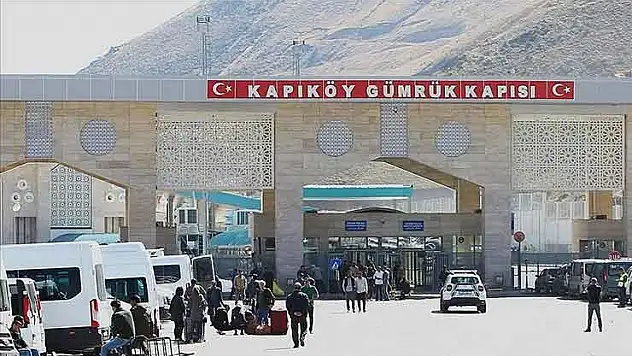 Türkiye-İran sınırındaki gümrük kapılarında günübirlik yolcu geçişleri durduruldu