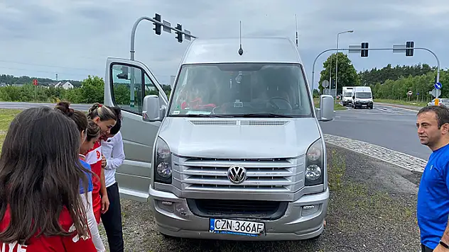 Türkiye Kadın Hokey Milli Takımı, Polonya'da trafik kazası geçirdi
