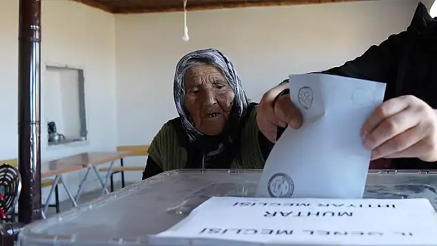 Türkiye'nin en yaşlı seçmeni 117 yaşındaki Arzu nine oyunu kullandı
