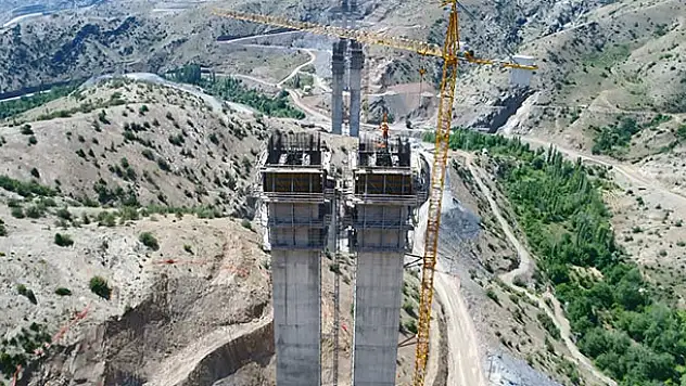 Türkiye'nin en yüksek ayaklı 'Eyiste Viyadüğü' yükseliyor