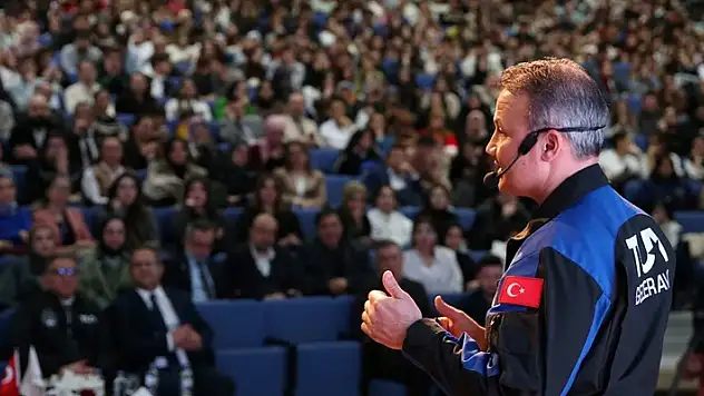 Türkiye'nin ilk astronotu Alper Gezeravcı, 'Kara delik var mı?' sorusunu yanıtladı
