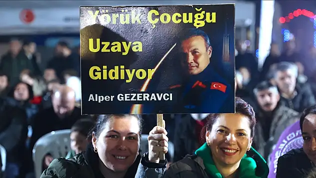 Türkiye'nin ilk astronotu Gezeravcı'nın hemşehrileri, uzay yolculuğunu dev ekranlardan takip etti
