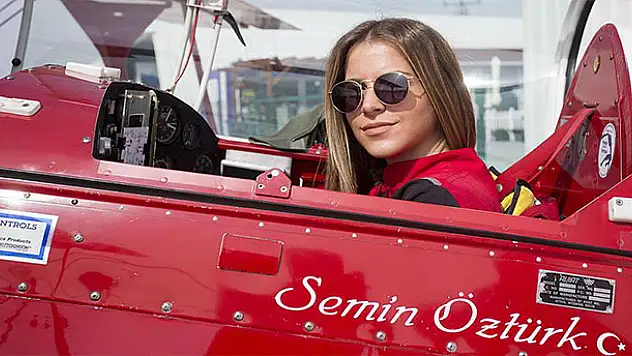 Türkiye'nin ilk kadın akrobasi pilotu
