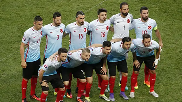 Türkiye'nin İspanya maçındaki forması tartışma çıkardı