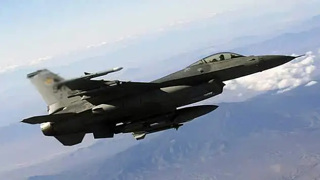Türkiye sınırı yakınlarına savaş uçağı düştü!
