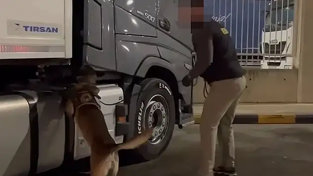 Türkiye'ye giriş yapan tırın sürücü kabininde 12 kilo kokain ele geçirildi

