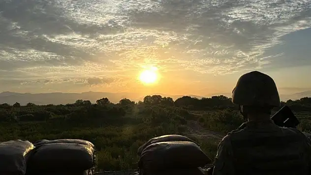 Türkiye'ye girmeye çalışan PKK'lı terörist Suriye sınırında yakalandı

