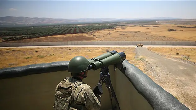 Türkiye'ye girmeye çalışan PKK'lı terörist, Suriye sınırında yakalandı

