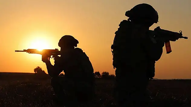 Türkiye'ye girmeye çalışan PKK/PYD'li terörist Suriye sınırında yakalandı
