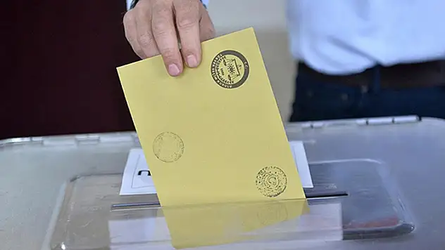 Türkiye yerel yöneticileri seçmek için sandık başında

