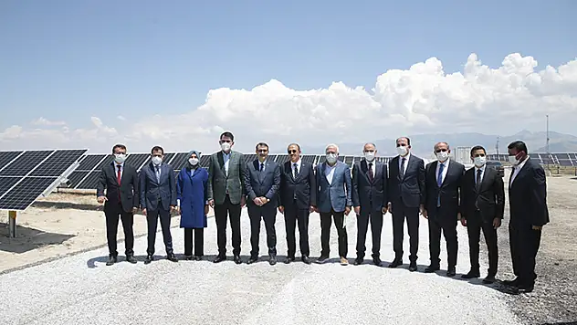 Türkiye'nin en büyük güneş enerji santrali Konya'da! Bakanlar ilk fazı tamamlanan dev yatırımı inceledi