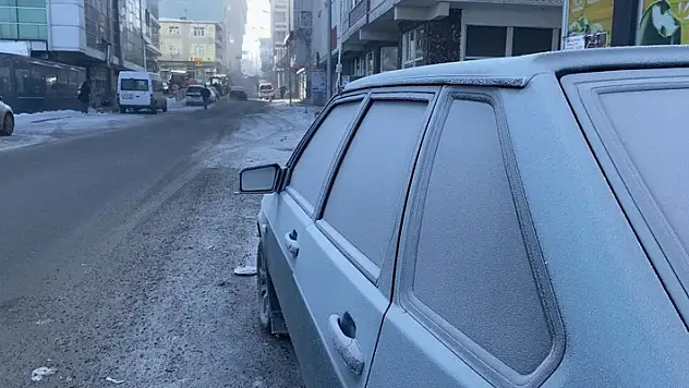 Türkiye'nin en soğuk noktası: -32 derecede nehir ve dereler buz tuttu, araçlar çalışmadı
