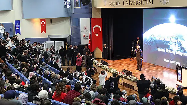 Türkiye'nin ilk astronotu Alper Gezeravcı, Selçuk Üniversitesinde gençlerle buluştu