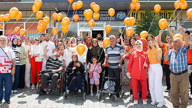 Türkiye'nin ilk MS Yaşam Merkezinde turuncu balonlar gökyüzüyle buluştu