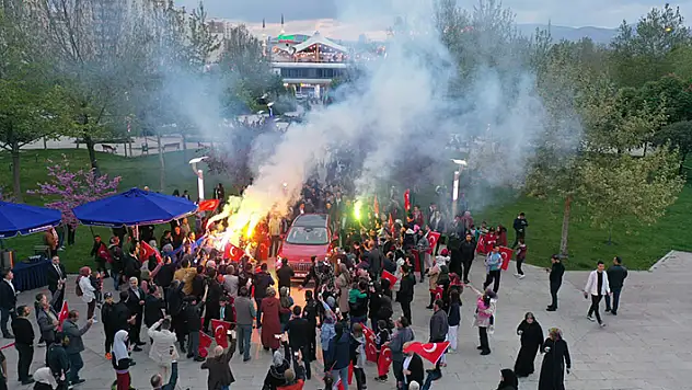 Türkiye'nin milli otomobili TOGG, Selçuklu Belediyesi önünde gençlerle buluştu
