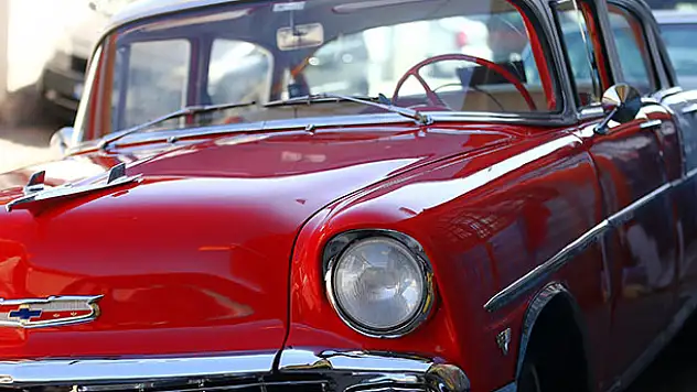 Tutkunu olduğu klasik otomobilleri hurdadan alıp eski ihtişamına kavuşturuyor