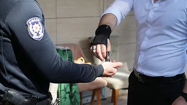 Tuvalette bulduğu altın dolu keseyi polise teslim etti
