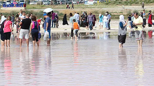 Tuz Gölü'nde çıplak ayakla yürüme turizmi sahilleri aratmıyor