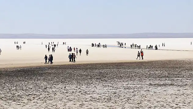 Tuz Gölü'nde yürüme turizmi sahilleri aratmıyor