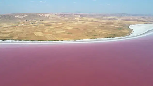 Tuz Gölü'nün 'kırmızı beyaz' güzelliği