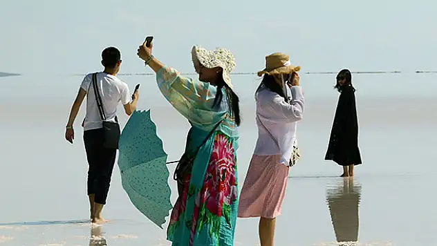 Tuz Gölü tatilciler ve turistlerin uğrak yeri haline geldi