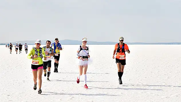 Tuz Gölü Ultra Maratonu sürüyor