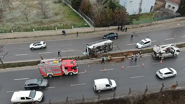 Tuzla'da midibüs refüje çıkıp yan yattı: 3 yaralı

