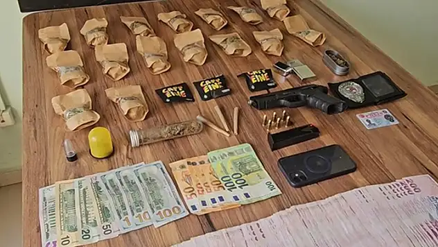 Tuzla'da polisin durdurduğu araçtan sahte polis kimliği ve ruhsatsız tabanca çıktı

