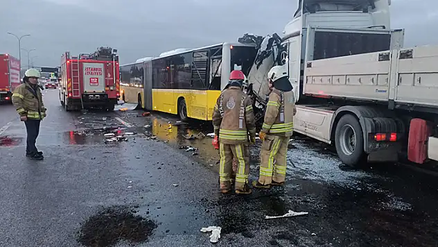 Tuzla TEM otoyolunda tır, arıza yapan İETT otobüsü ve yol bakım aracına çarptı: 2 ölü
