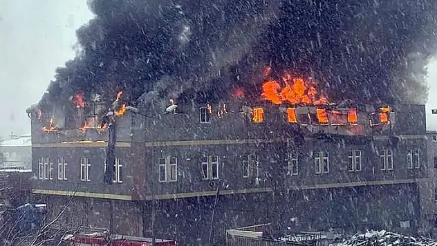 Tuzla'da fabrikada çıkan yangına itfaiye ekipleri müdahale ediyor
