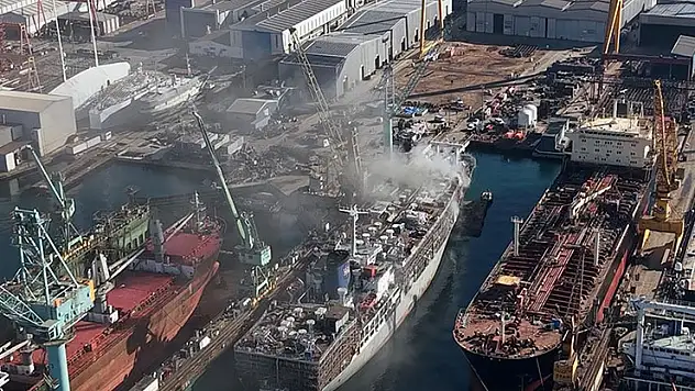 Tuzla'da tersanedeki gemide çıkan yangına müdahale ediliyor