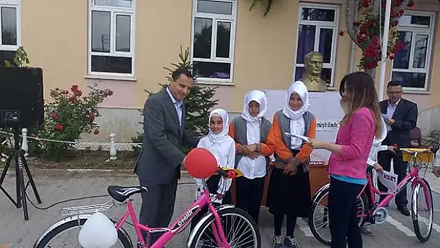 Tuzlukçu'da öğrencilerin karne heyecanı