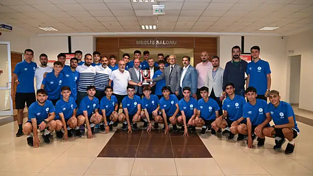 U18 Futbol Takımı'ndan Başkan Pekyatırmacı'ya ziyaret