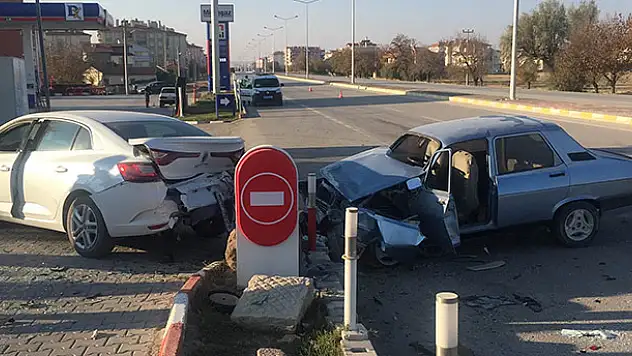 Üç aracın karıştığı kazada 3 kişi yaralandı